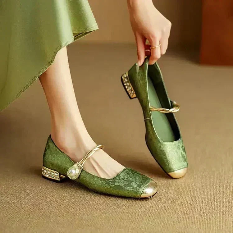 Ava – classic strappy shoes with an elegant look