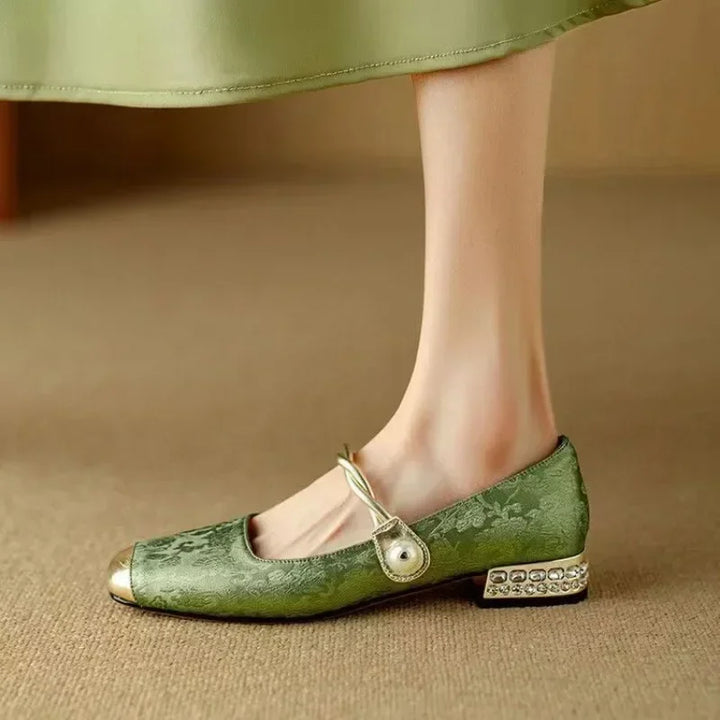 Ava – classic strappy shoes with an elegant look