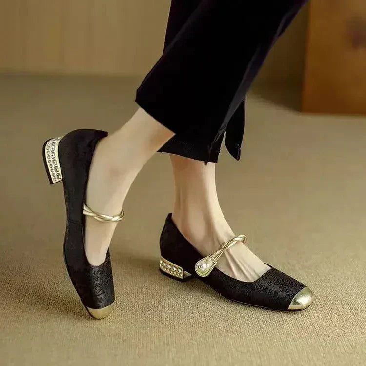 Ava – classic strappy shoes with an elegant look