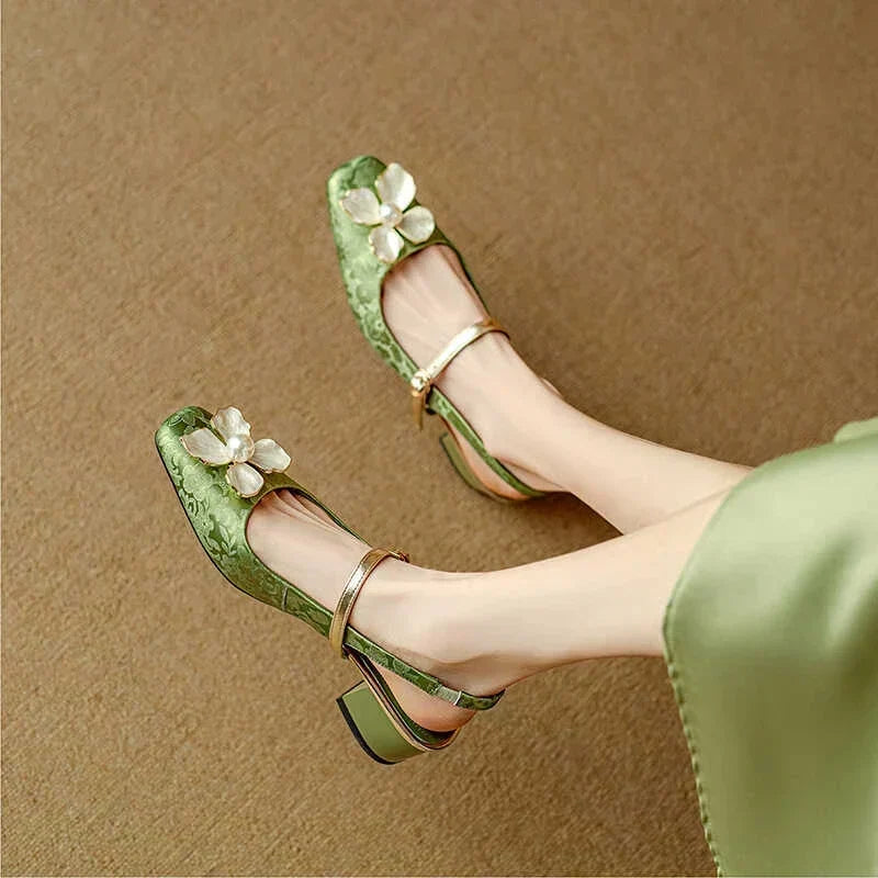 Lucy – Elegant women's shoes with floral detail