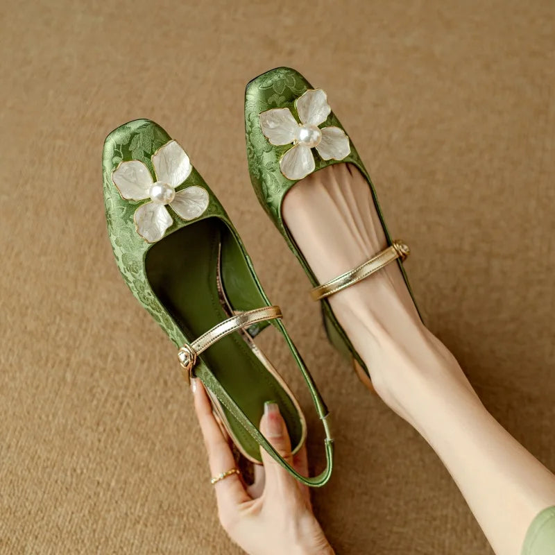 Lucy – Elegant women's shoes with floral detail