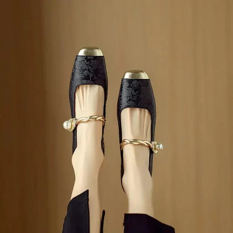 Ava – classic strappy shoes with an elegant look