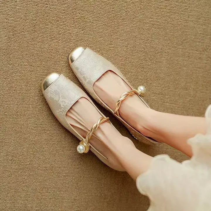 Ava – classic strappy shoes with an elegant look