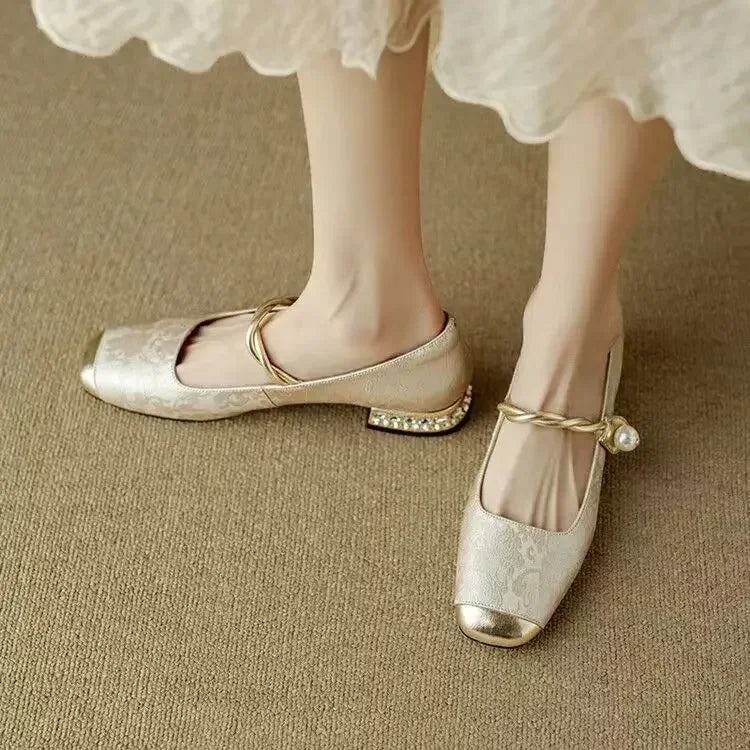 Ava – classic strappy shoes with an elegant look