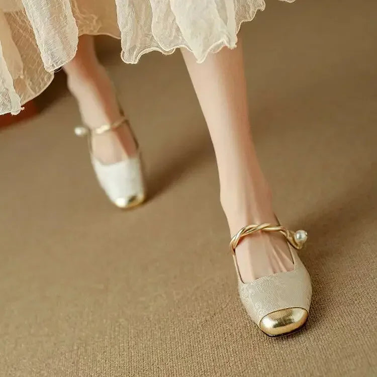 Ava – classic strappy shoes with an elegant look